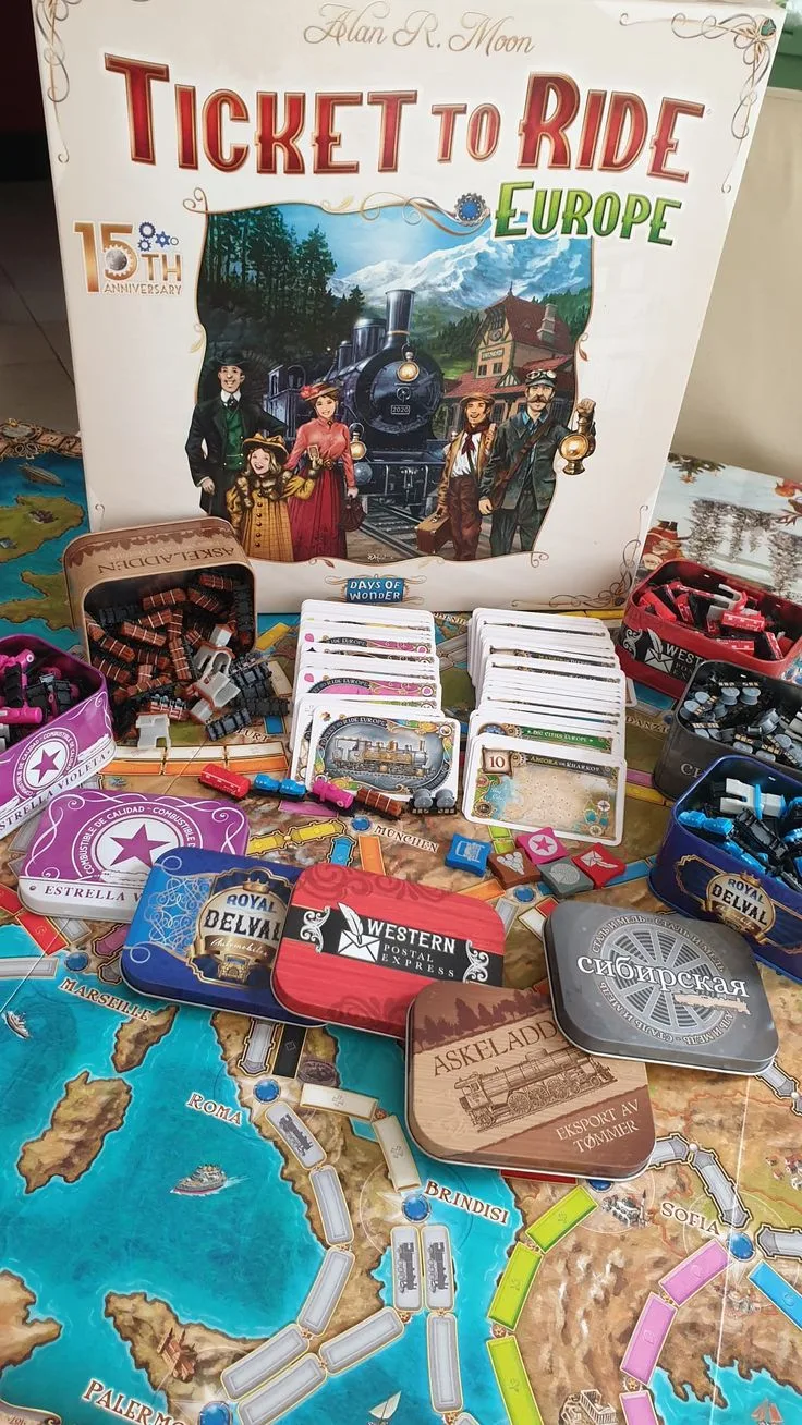 Caja de ¡Aventureros al Tren! Europa junto a vagones de plástico y cartas
