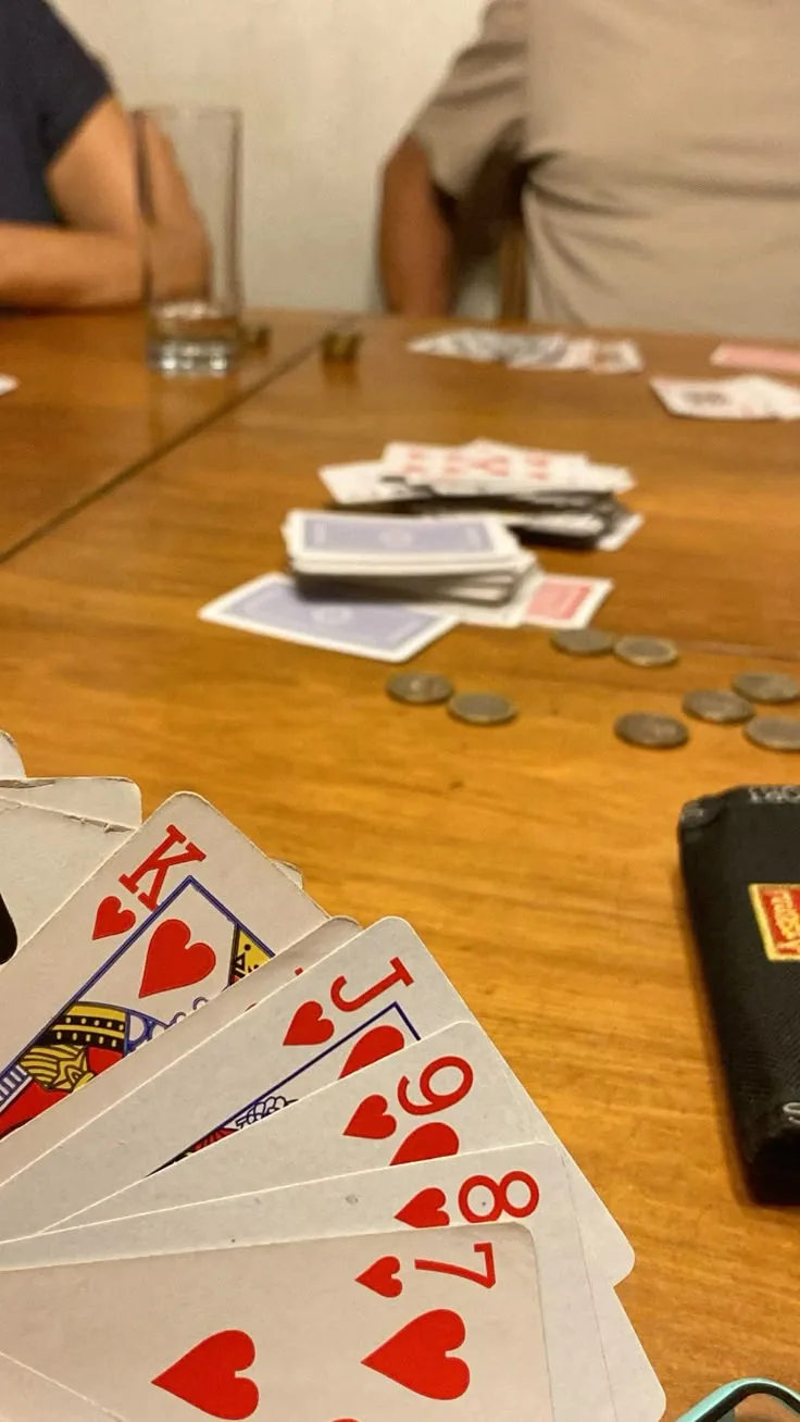 Cartas de póker y fichas sobre una mesa