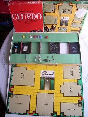 Caja abierta de Cluedo clásico con tablero, cartas y armas