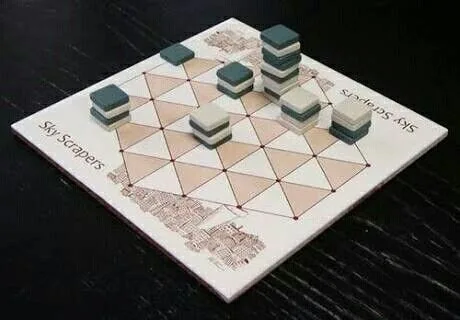 Tablero triangular minimalista con fichas apiladas