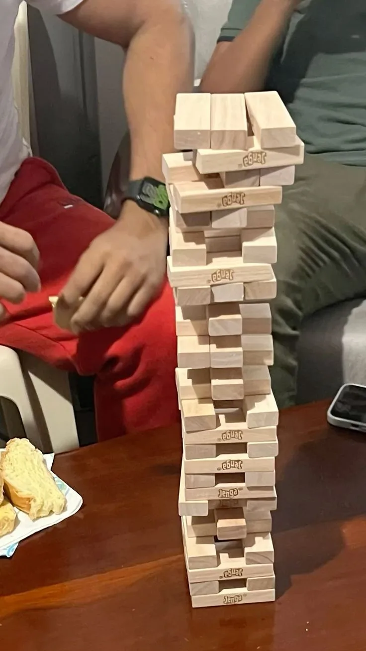 Torre de Jenga de bloques de madera sobre una mesa