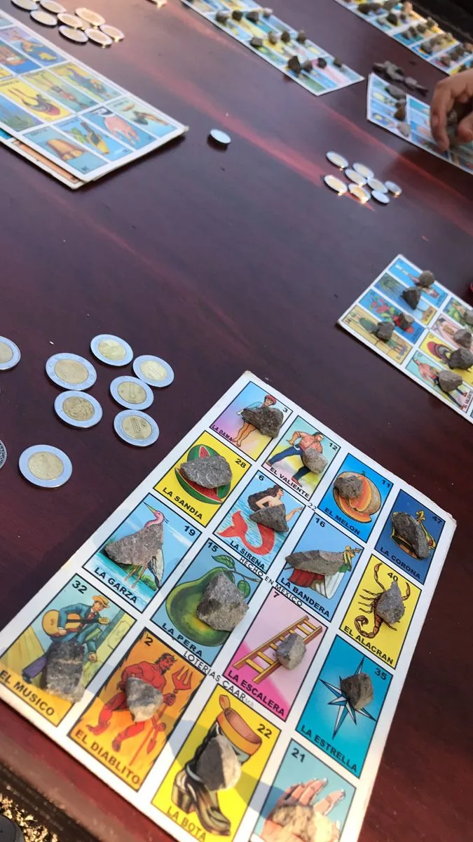 Tablas de lotería mexicana con fichas sobre una mesa