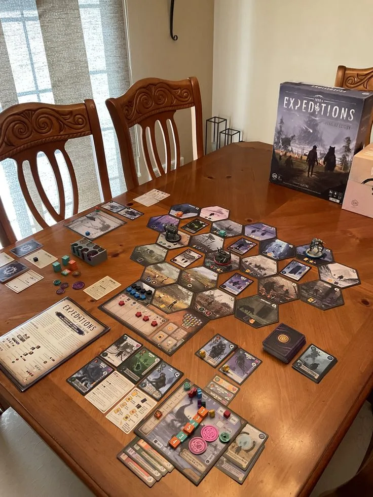 Mesa de comedor llena de cartas y fichas durante una partida