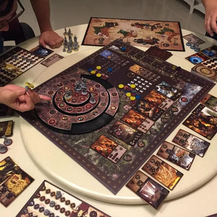 Partida de un juego de mesa sobre una mesa giratoria