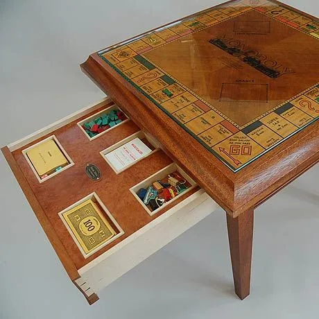 Mesa de juegos de madera con cajón lleno de piezas