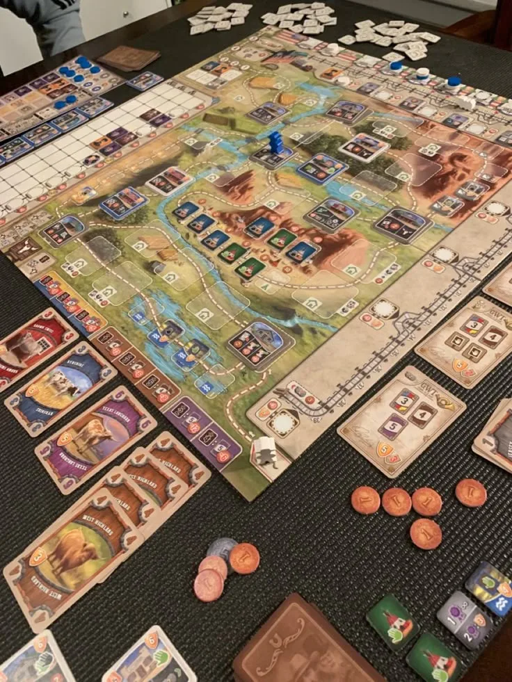 Gran partida sobre un mapa de losetas con fichas y monedas