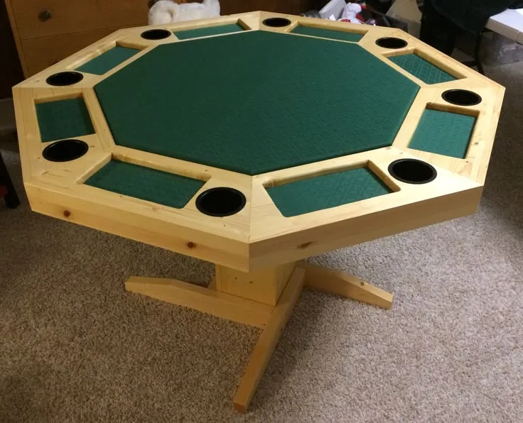 Mesa octogonal de madera con tapete verde para juegos