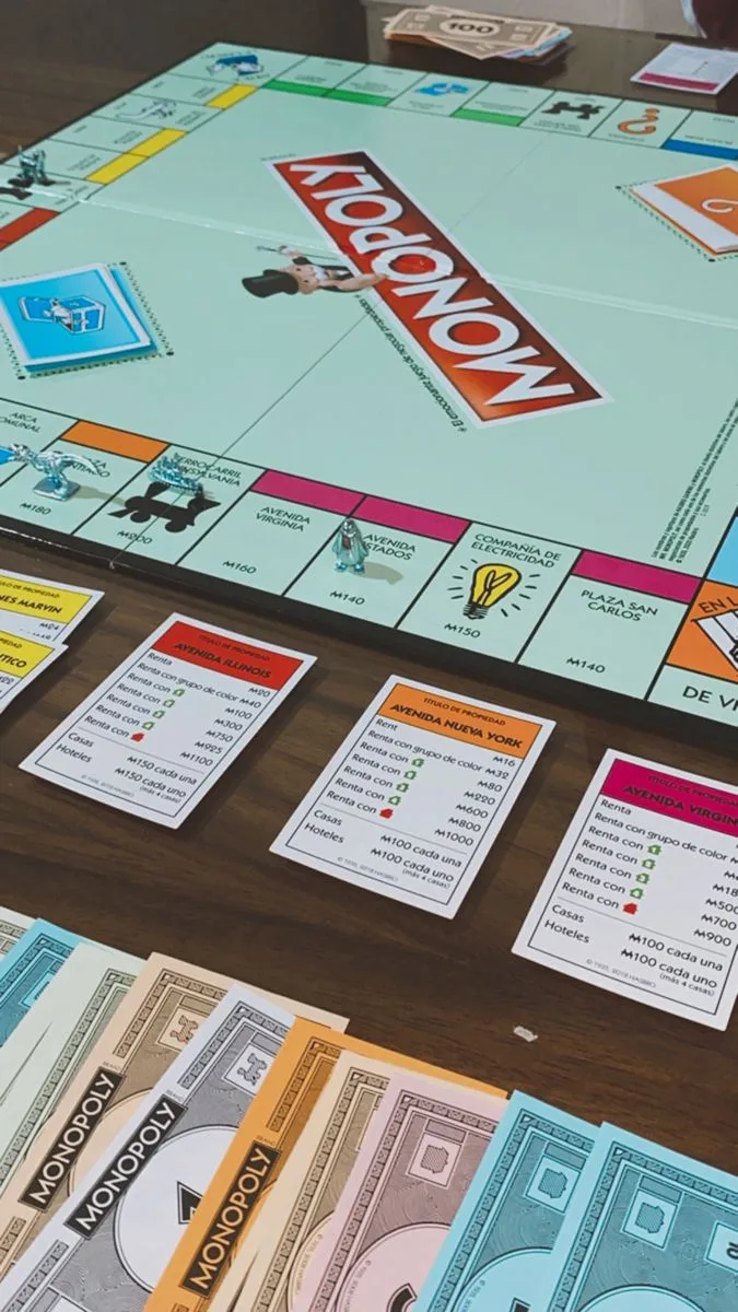 Tablero clásico de Monopoly con tarjetas de propiedad y billetes