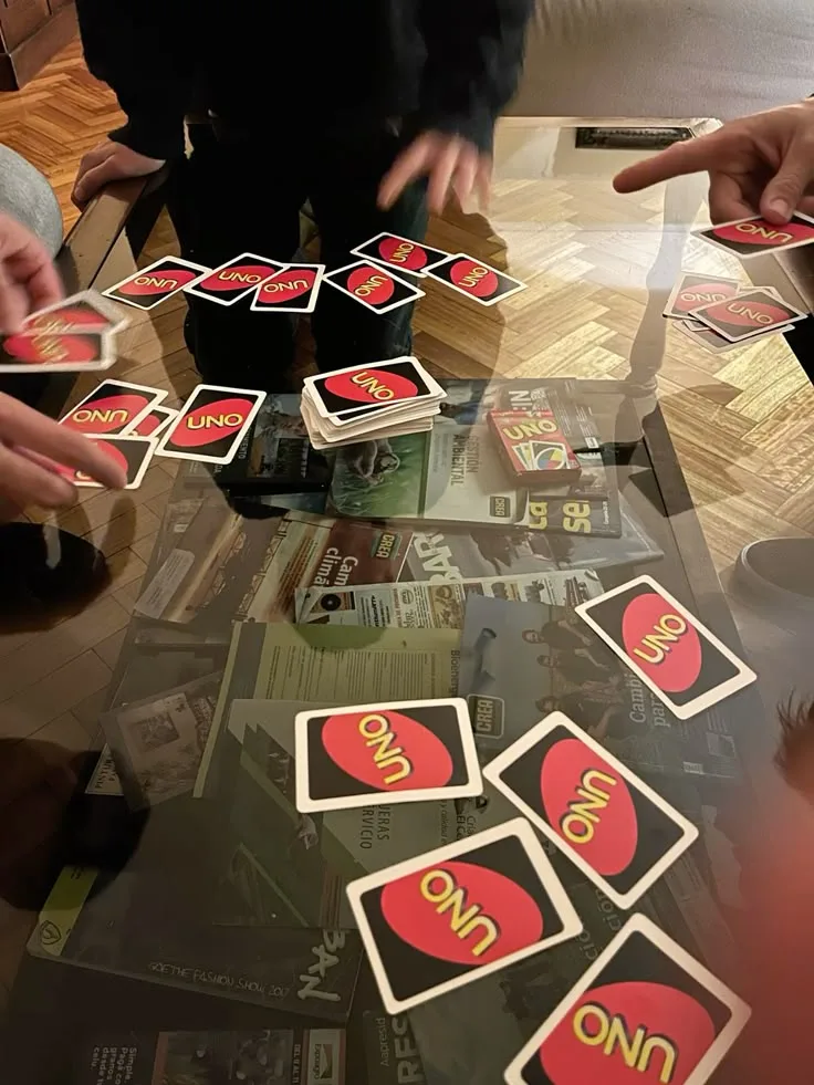 Cartas de UNO repartidas sobre una mesa de cristal